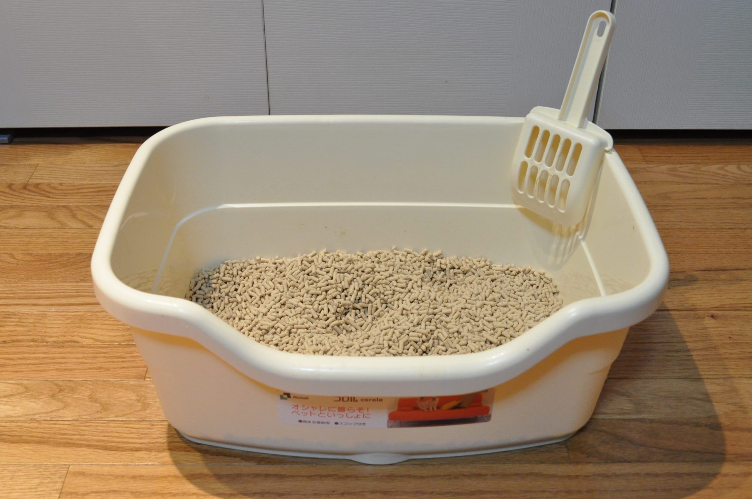 cat litter box source : https://commons.wikimedia.org/